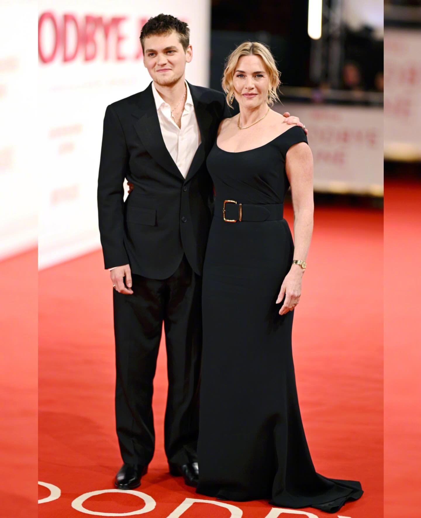 凯特·温斯莱特与21岁的儿子乔·安德斯现身伦敦，出席他们的新片《Goodby