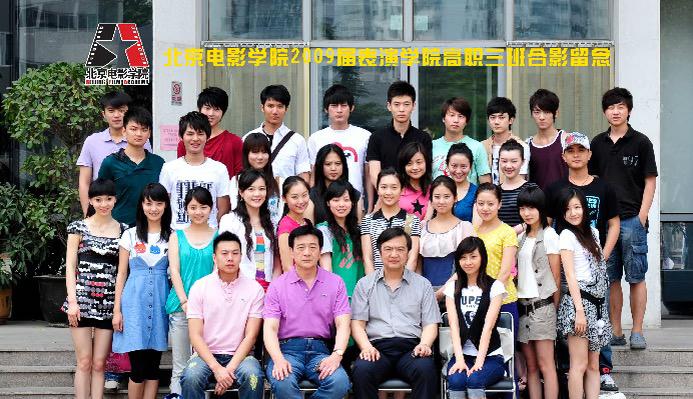 辟谣一下谭松韵上大学了不过不是本科，而是北京电影学院的高职班但是2009