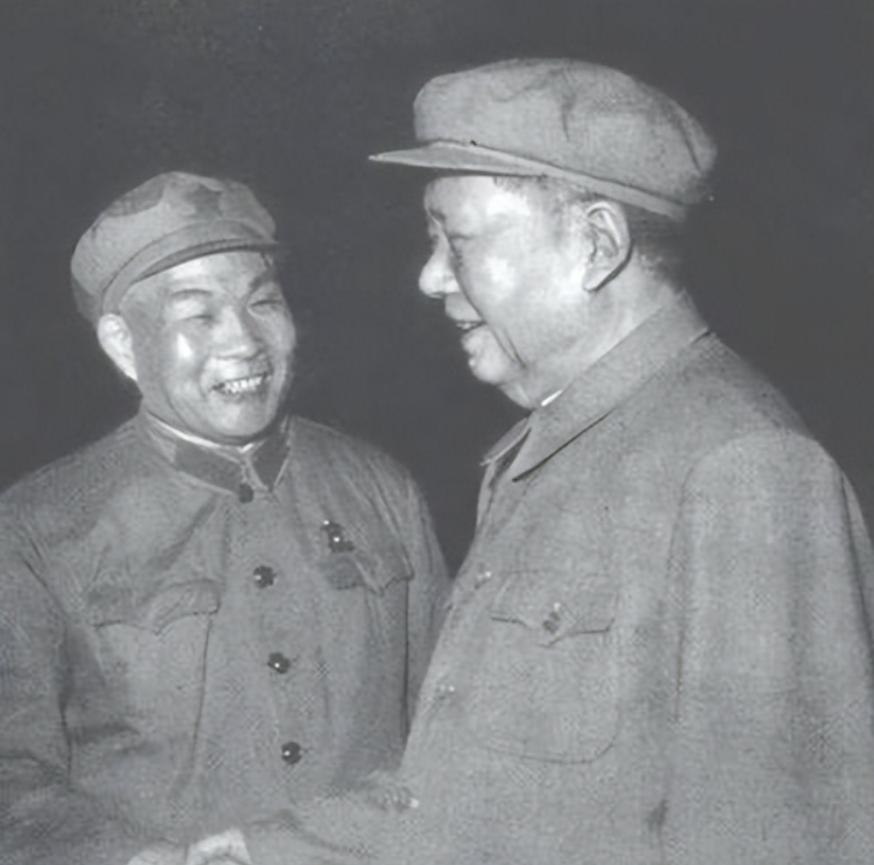 一天，主席来到了萧劲光的里，俩人刚聊了一会，主席就说道:“听说你这里还有不少宝贝