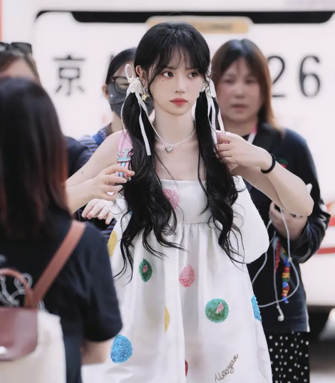 田曦薇白色连衣裙双马尾造型清纯甜美超吸睛