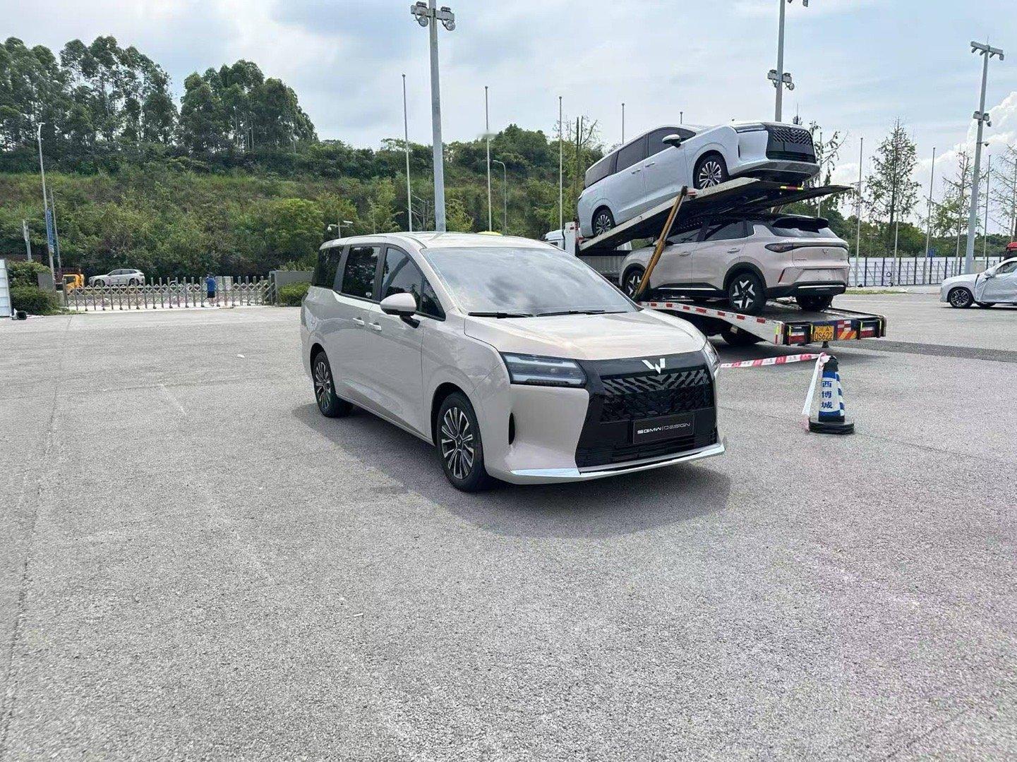 群里看到五菱mpv实拍，挺帅的啊，我说实话我真心动啊，因为价格肯定能给惊喜，暂且