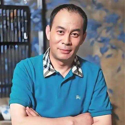 演员张光北说：“2007年的一天夜里，我突然接到了何政军的电话，他说光北，我现在