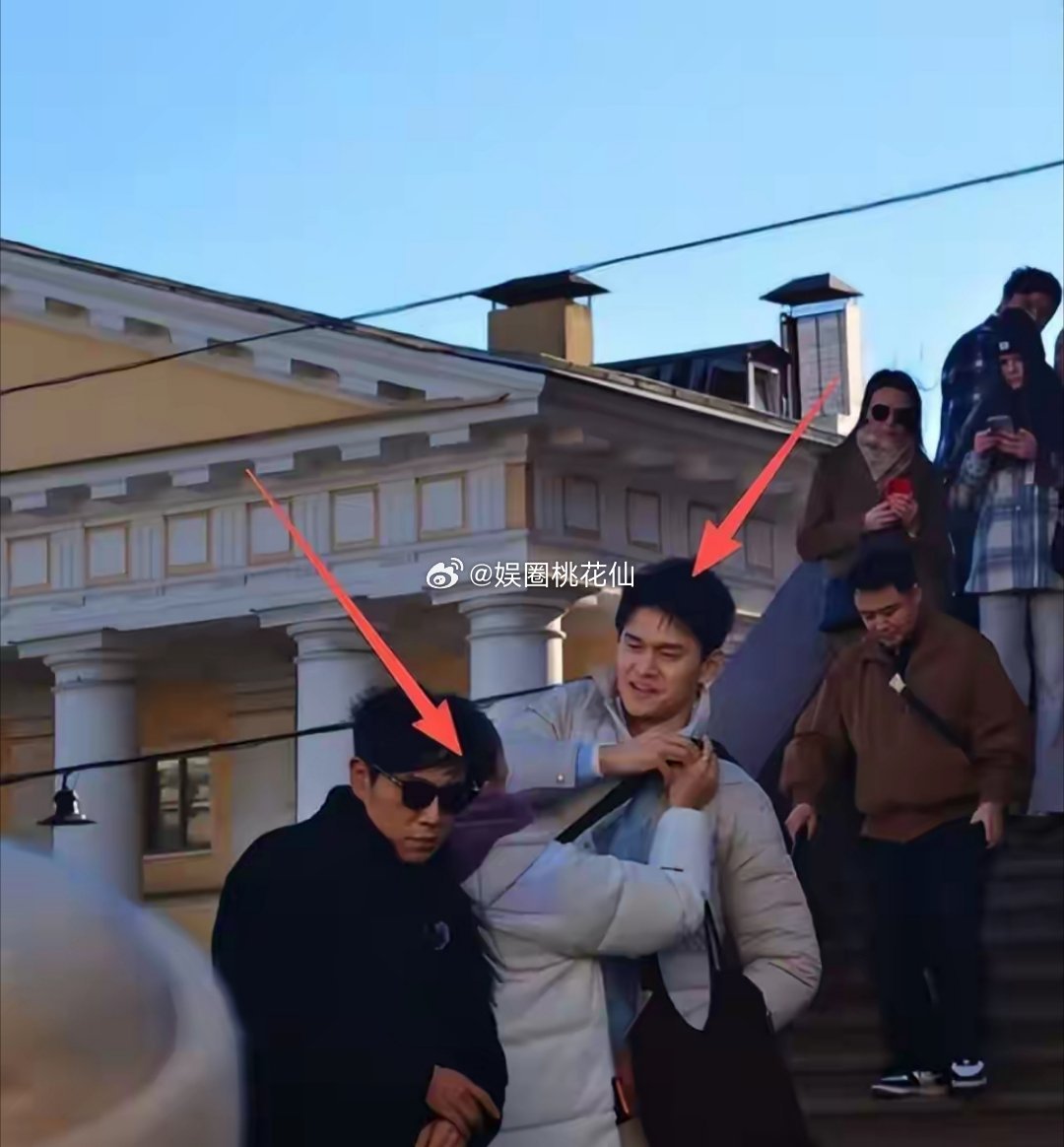 《妻旅2026》路透：男星都低头玩手机，女星聊八卦，唯她格格不入1米98的孙杨抱