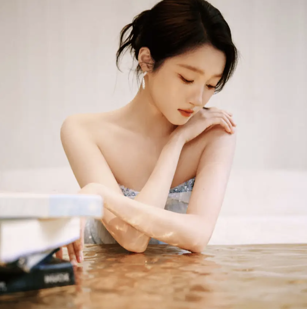 关晓彤最新活动造型蓝色抹胸裙尽显性感妩媚