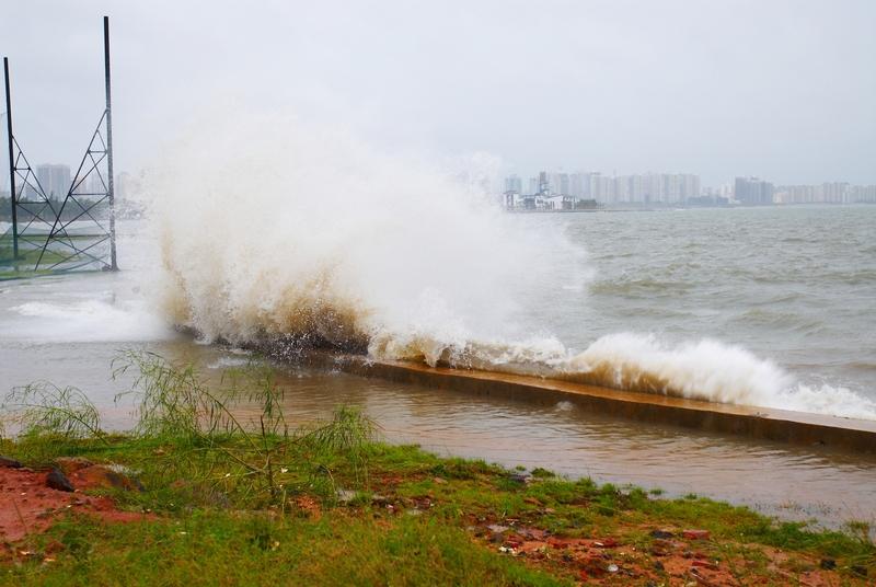 今年第18号台风“桦加沙”已升级为超强台风，直逼广东沿海，广东气象部门罕见发布巨