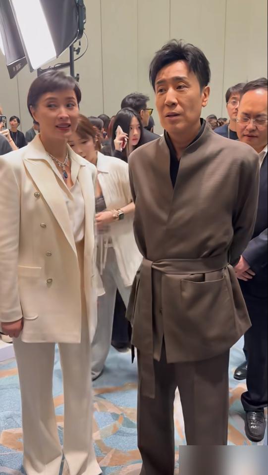 男明星走一次红毯，身上得穿多少钱？我们算笔账。张婧仪在白玉兰那身红裙子，