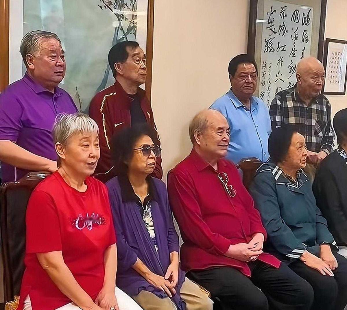 李金斗和夫人张蕴华，在相声老友聚会里同框了。照片里，他体态发福得挺明显。就这