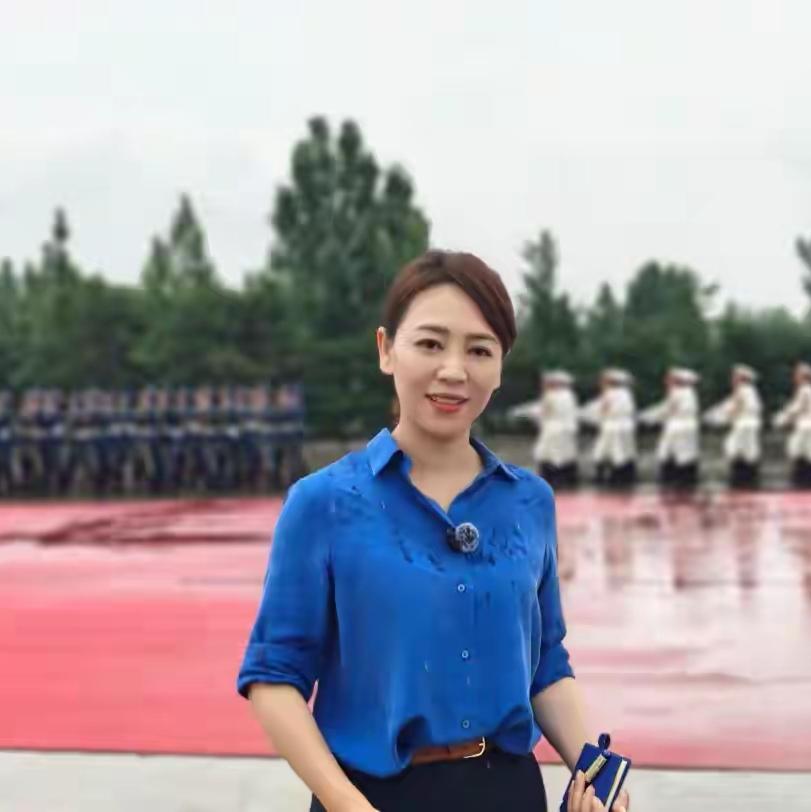 劳春燕这波阅兵场报道太圈粉了！白衬衫扎进黑长裤，利落马尾甩起来，在训练场里穿梭的