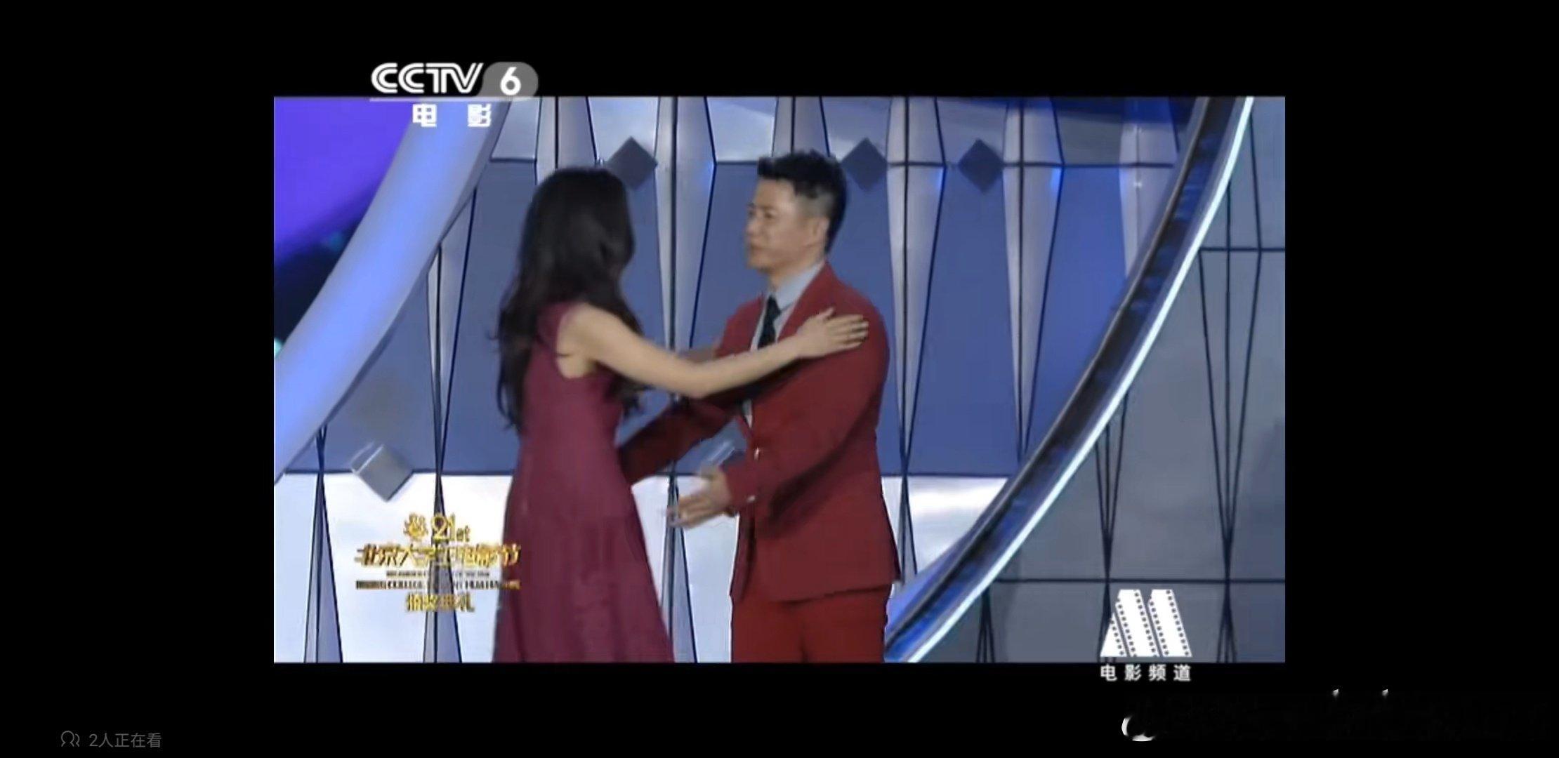 美炸了好吧，汤唯穿的就是这条Burberry，然后和老段抱了一下，所以换而言之我穿的也是这条Burb