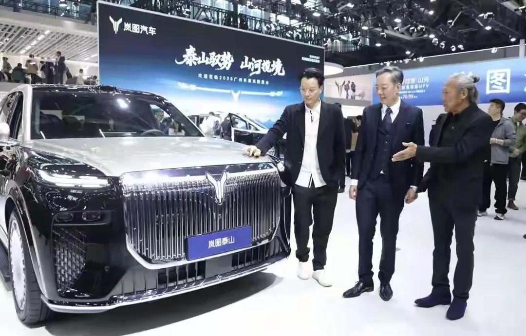 岚图卢放称岚图与红旗是“共同战友”，设计上代表南北风格的传统文。当前一汽并没有推