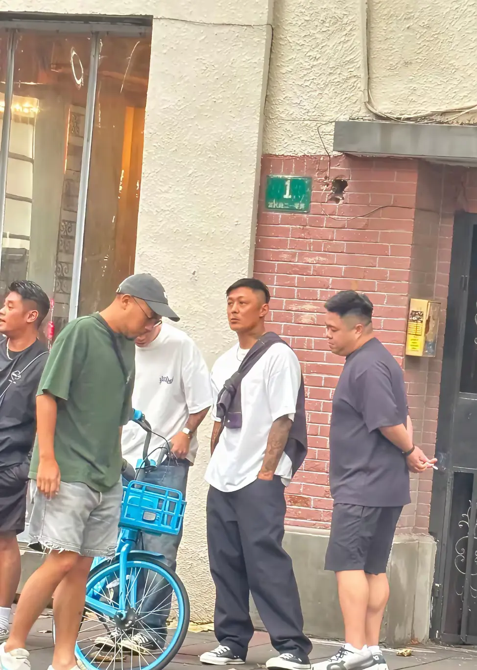 余文乐这气场太弱，和路人没什么区别，比不了谢霆锋