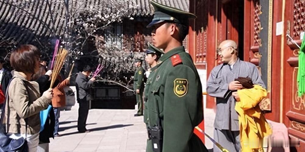 潭柘寺门口天天站着武警，小庙为啥比故宫还戒备森严？它到底在守什么。前两天我去潭