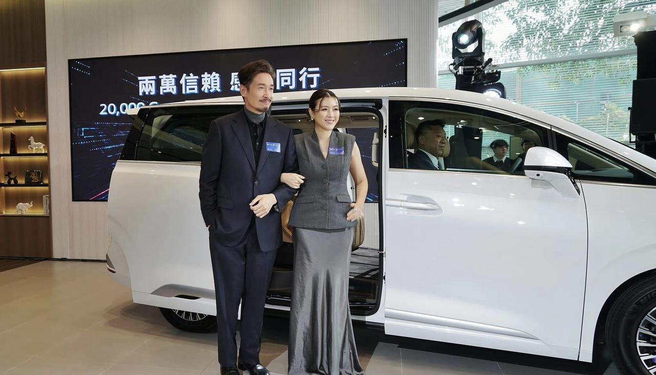 香港人对国产车还是非常支持的，陈豪夫妻一次就提了两辆比亚迪新能源汽车，分别是腾势