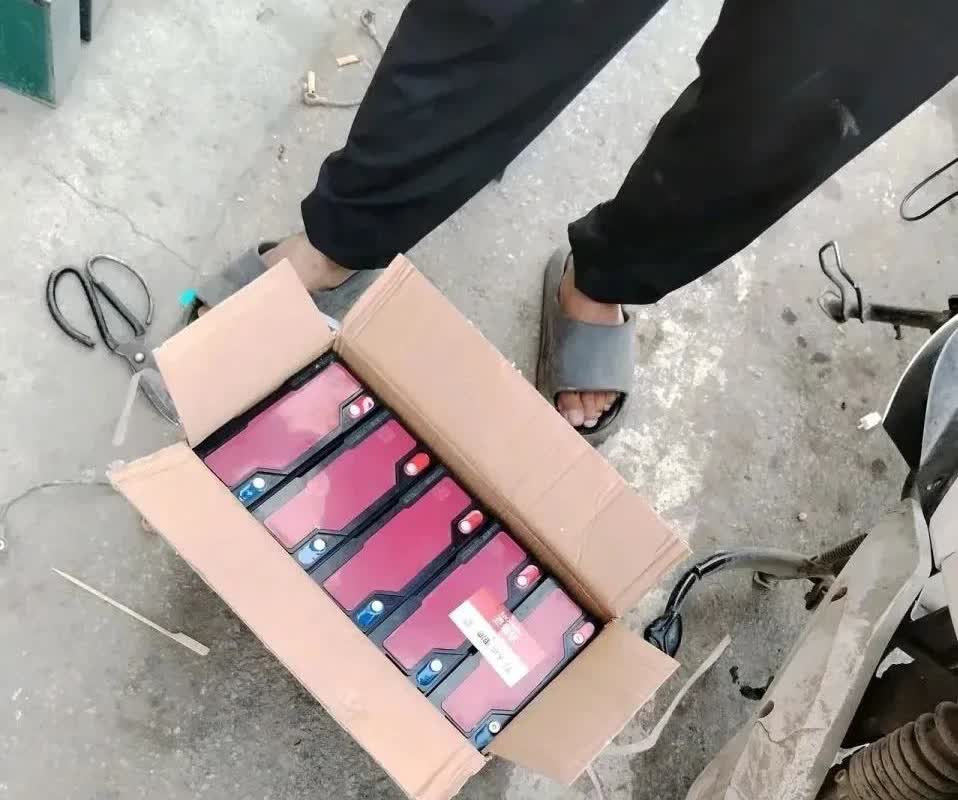 河南，一名女子发现自己电动车的续航能力明显下降，她怀疑是电池老旧了，便前往了附近