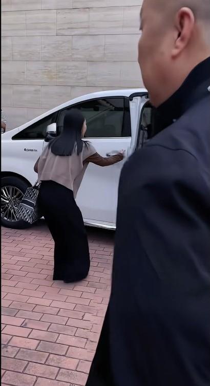 知道郭德纲京剧唱的不错，但没想到他还曾被聘为天津评剧院荣誉院长。百忙之中，郭德