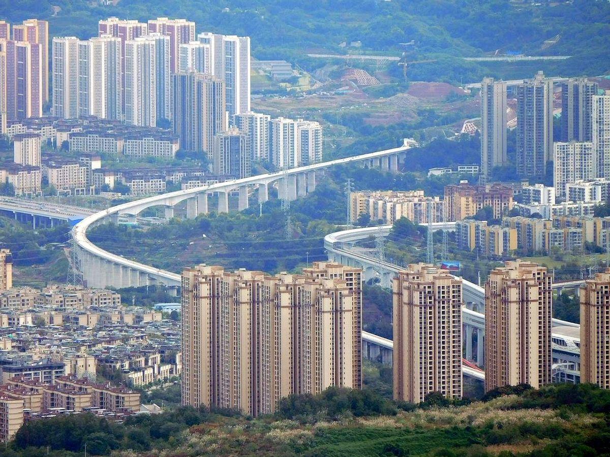 “长江底下正在偷偷长一条高铁。”南岸工地的老赵跟媳妇视频,把手机对准盾构机,屏幕