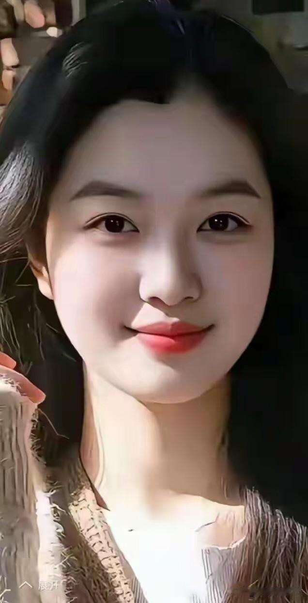 五言·清妍柔光融玉面，浅笑自生妍。鬓影含风软，眸波映日圆。温衫轻裹暖，