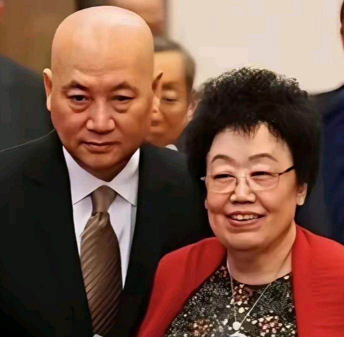 唐僧迟重瑞当年娶大自己11岁的妻子陈丽华，老妻少夫的生活真的幸福吗？截至目前