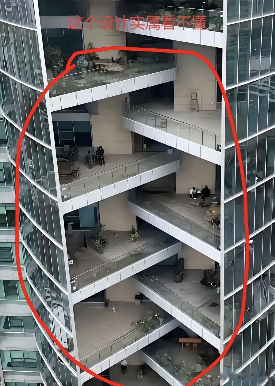这种设计看着眼晕，安全吗⁉️无意中看到这样一栋楼，感觉好生奇怪，仔细看每层阳