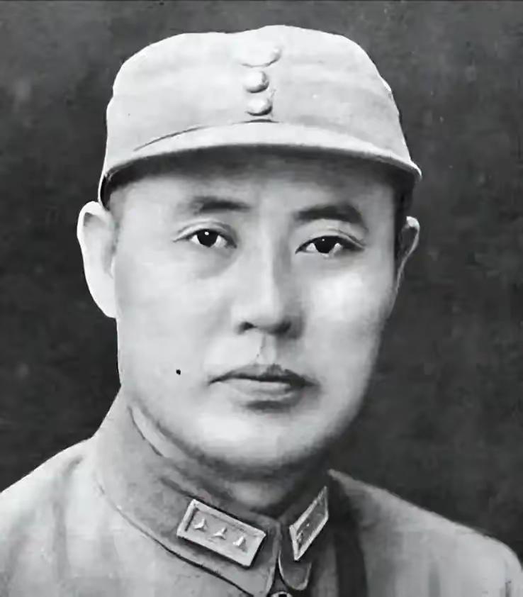 新中国成立后，中央原本安排傅作义担任国防委员会副主席，行政三级，级别已经不低。但
