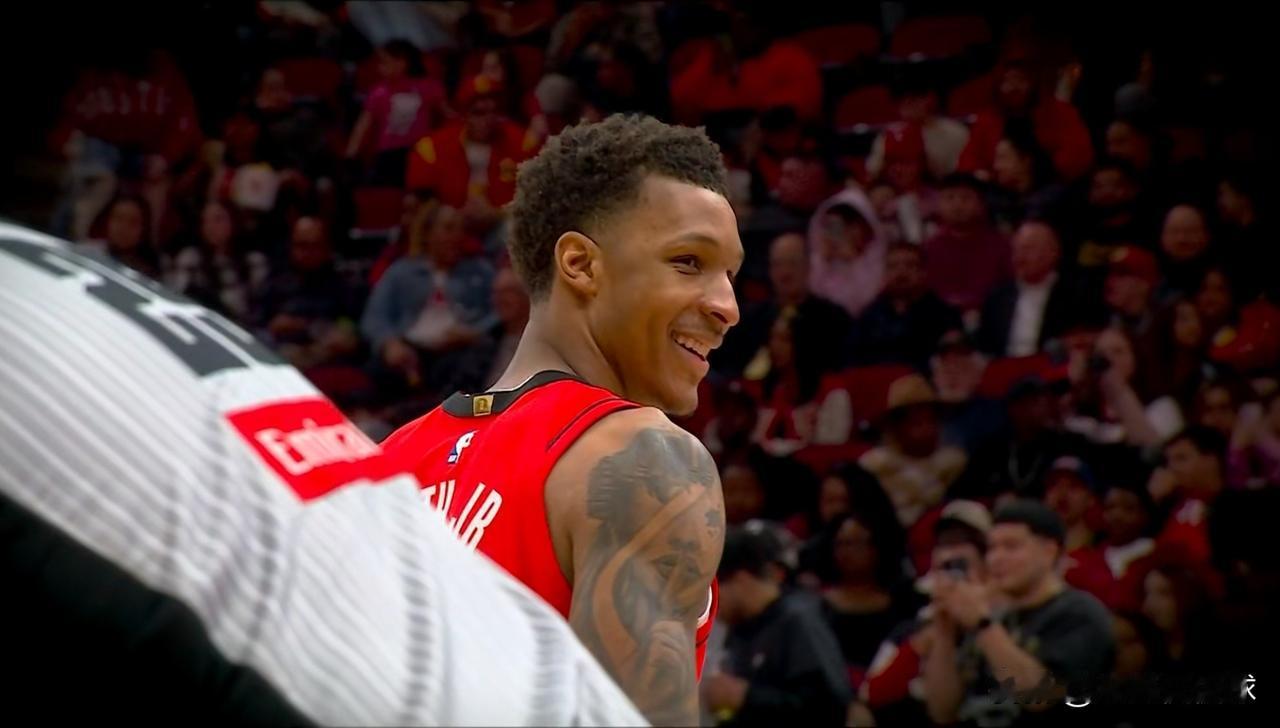 火箭真是赚大发了！在今天火箭主场以125：105击败爵士的比赛中，小史密斯的状态