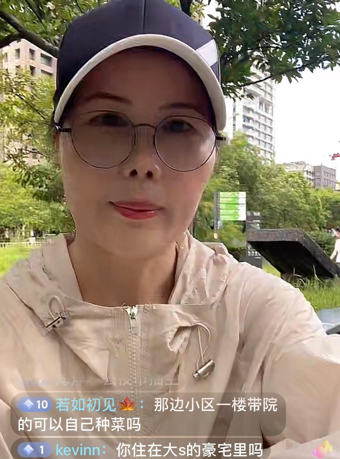 7月24日，汪小菲家小杨阿姨出现在直播间，小杨阿姨最近比较休闲，因为小玥儿和小霖
