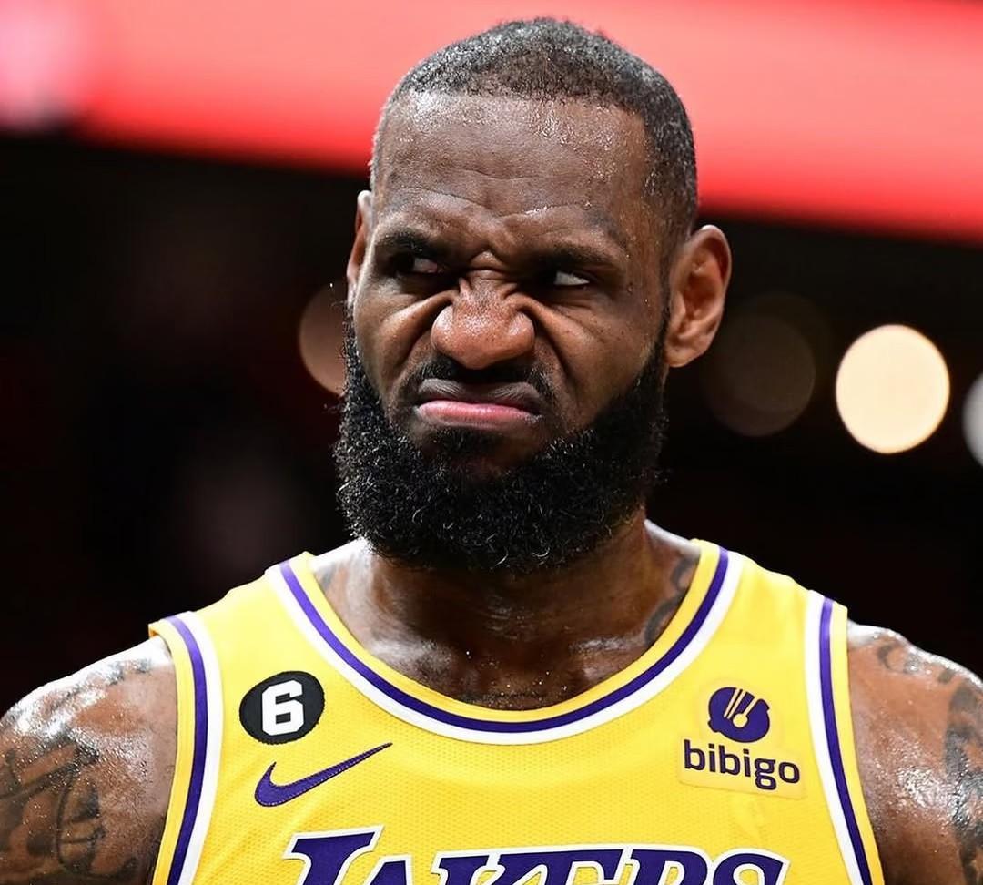 那就祝老詹生日快乐吧当美媒《露天看台》甩出詹姆斯的这串离谱纪录，所有质疑者的聒