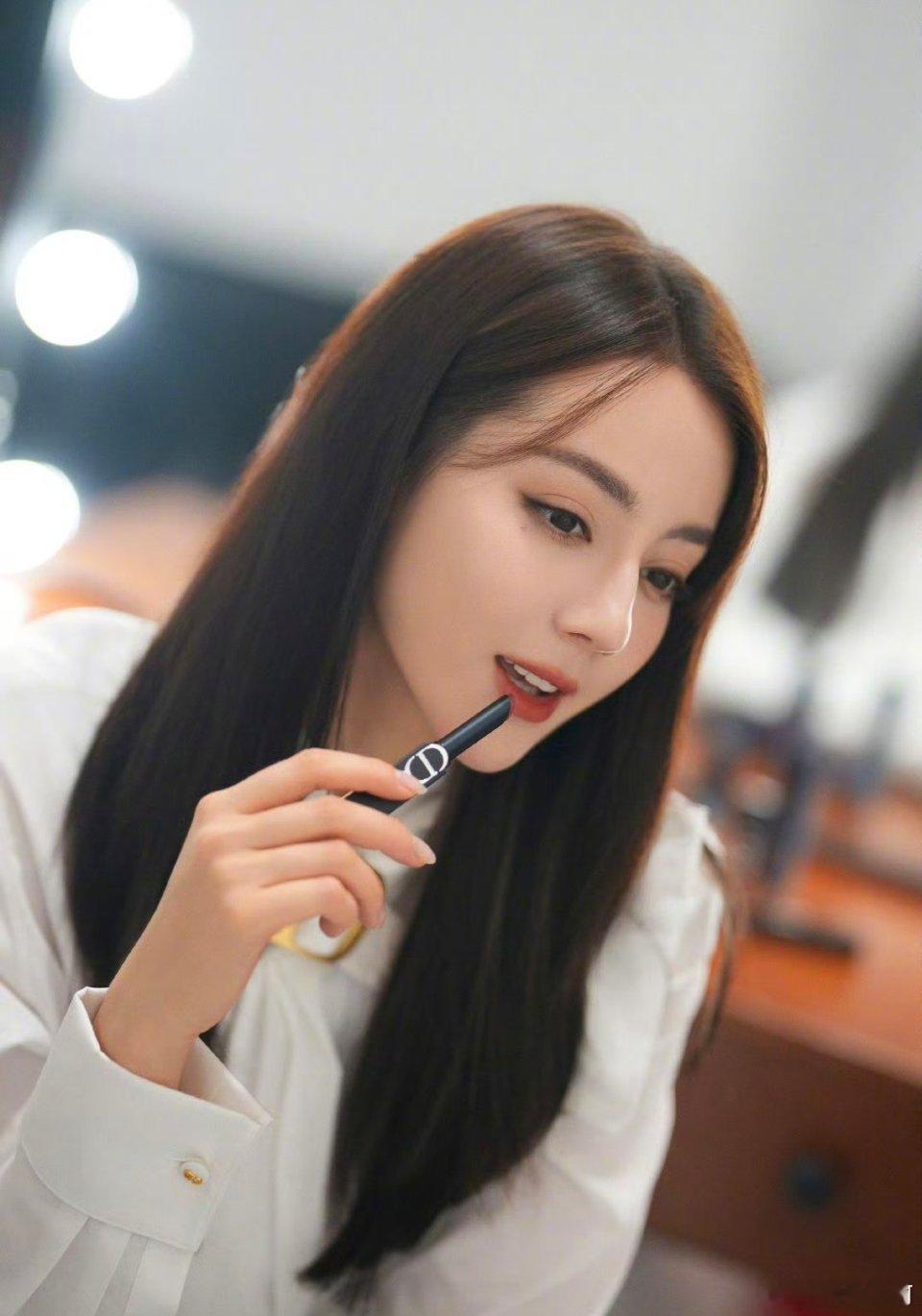 迪丽热巴VOGUE待遇还记得去年VOGUE金九群封引发诸多讨论，时隔一年，迪丽热