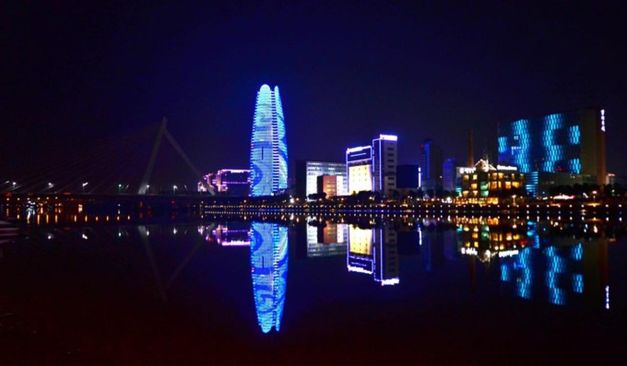 2015年11月，宁波房价均价12273元；2016年11月，宁波房价均价13