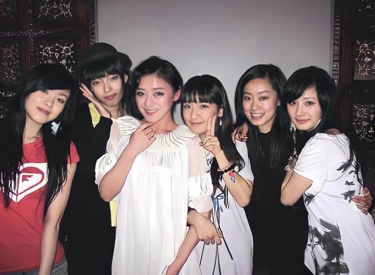 早期，杨幂与同学相聚合影，她和张小斐、袁姗姗都是同班同学啊。这约是2009年