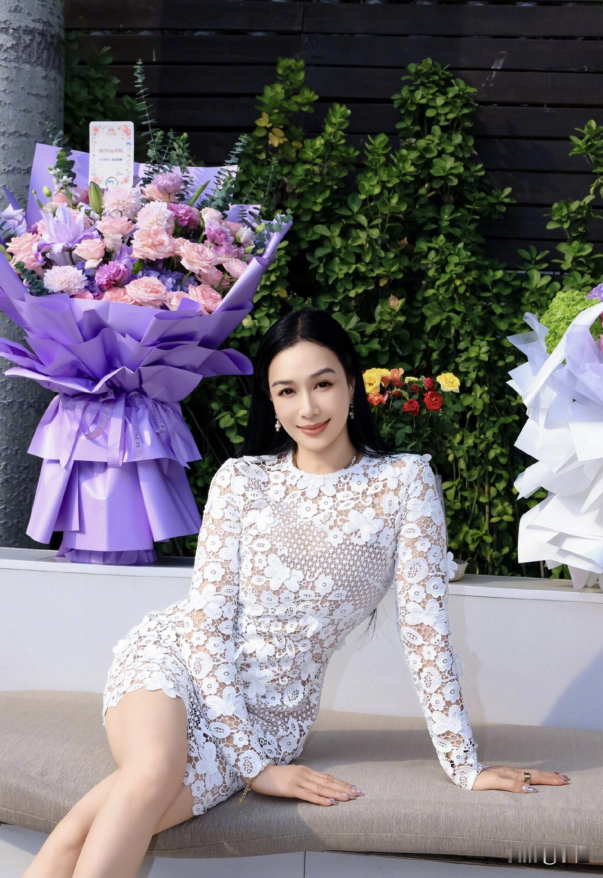 56岁钟丽缇晒出一组生日照片，状态超好，淡淡的妆容，一头又黑又长的头发，穿着一身白色蕾丝修身长裙，身