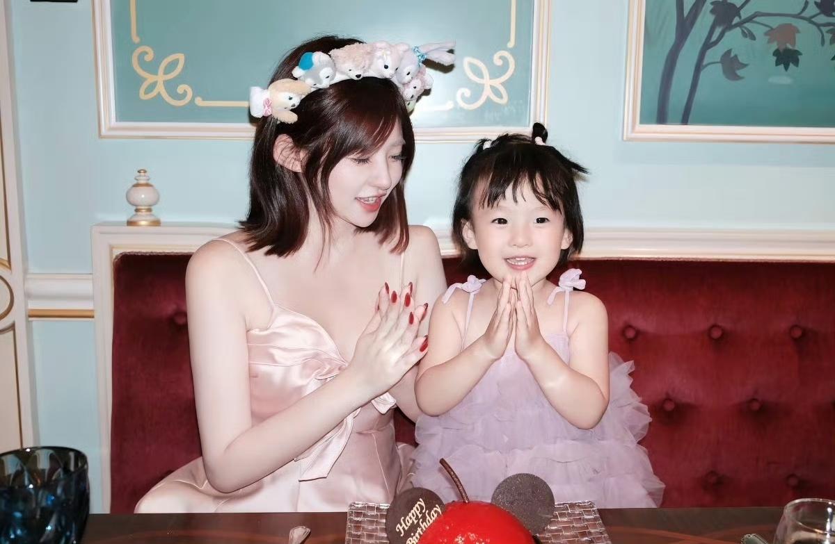 黄一鸣在迪士尼为女儿闪闪庆祝3岁生日​​​