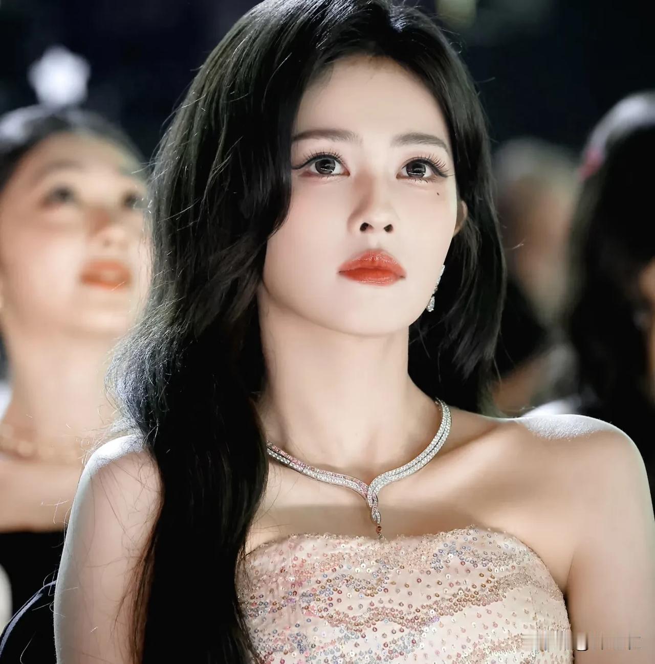 别人我不知道，但是我已经养成了一种习惯，每天打开手机10分之九的时间是搜白鹿。