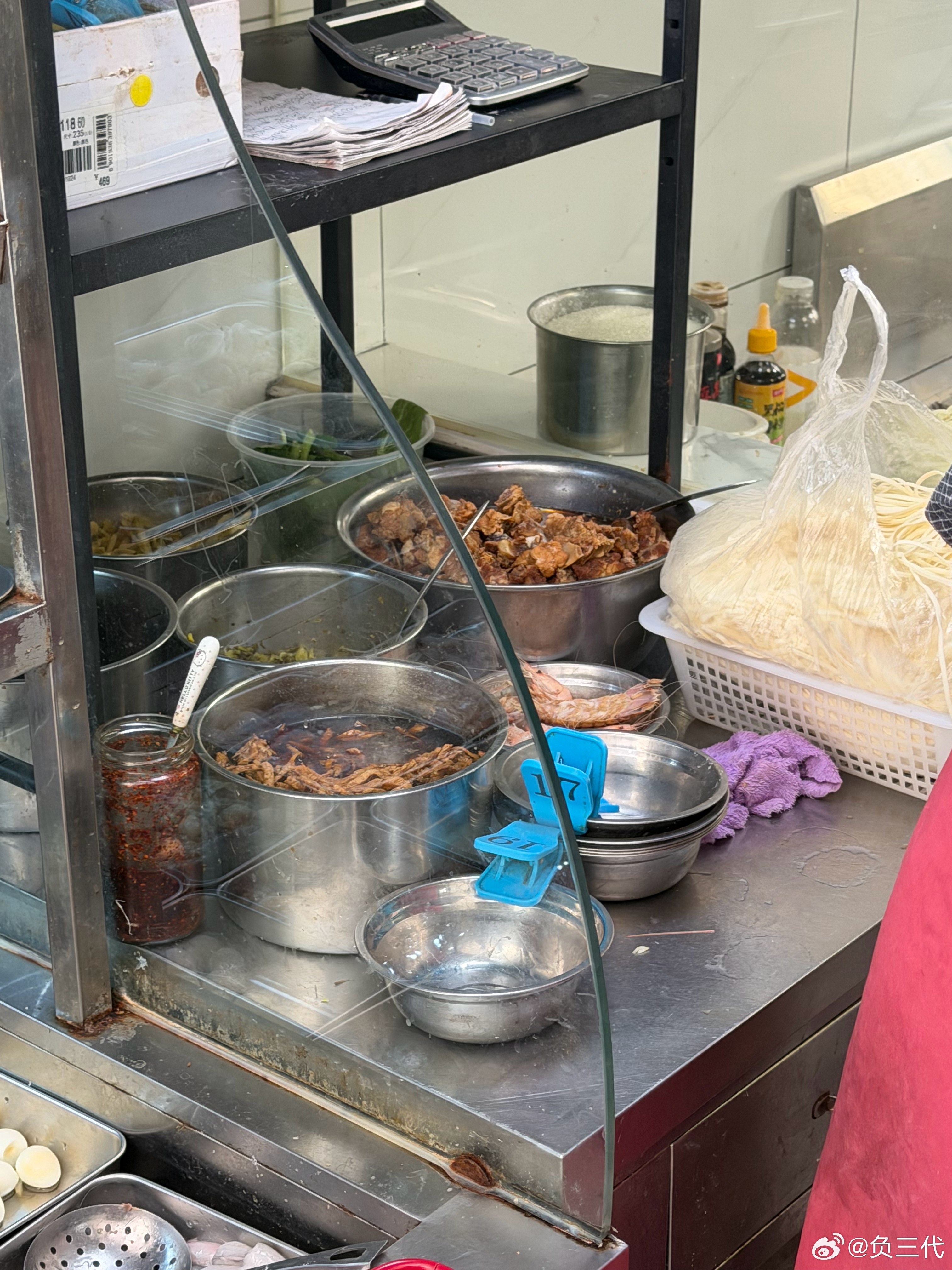 舟山的海鲜面是甜口的，不过没有苏州面馆那么甜。这一碗35元，加点雪菜榨菜还挺香的