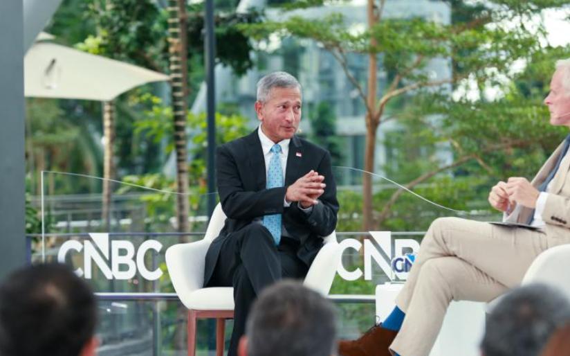 新加坡宣布自己是中等强国，美国主持人一脸戏谑，现场极度尴尬！ 2026年4月