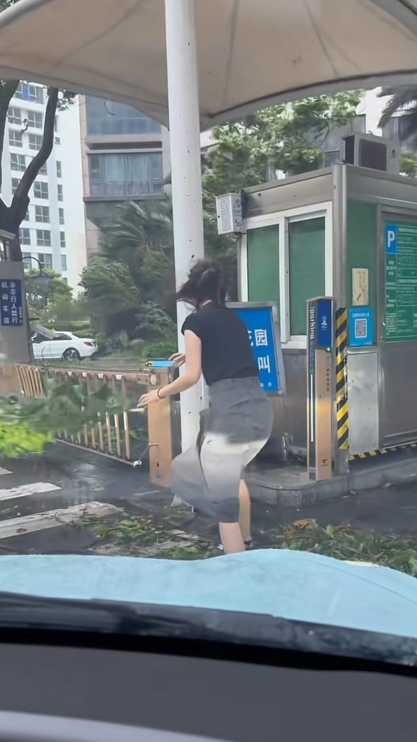 已经感受到8号台风“韦帕”的风力了!