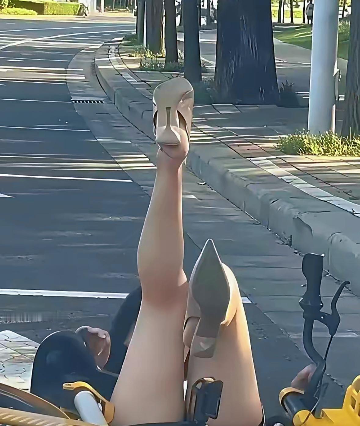 美女跌倒有人抢着扶，换个人可能就没人敢动？别骂这现实，其实很多人真是下意识先