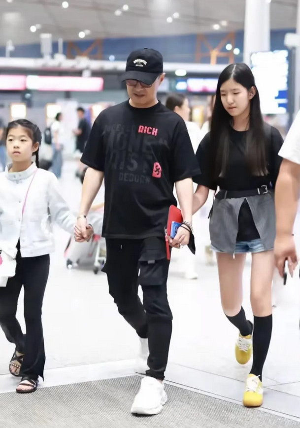 汪峰给三个女儿起的名字挺好听：与前女友葛荟婕所生的大女儿汪曼熙（小苹果），20