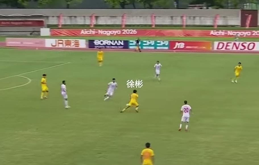 徐彬打后腰还合适吗？看看中国u23打伊朗这个失误。这个镜头，后卫传后腰没毛病。这