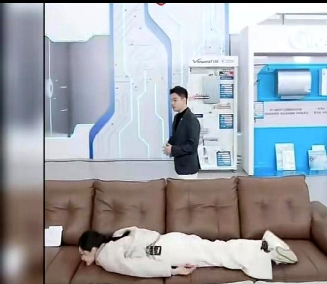 你以为直播只能靠吼？董宇辉闭上嘴卖货，客单价反飙升30%。他的用户能安静听1