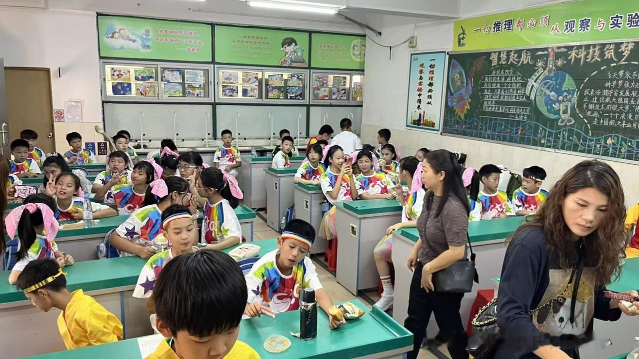 很多人误解当代年轻人不愿生育，是贪图自由、不愿负责。其实绝大多数人不是不想生，而