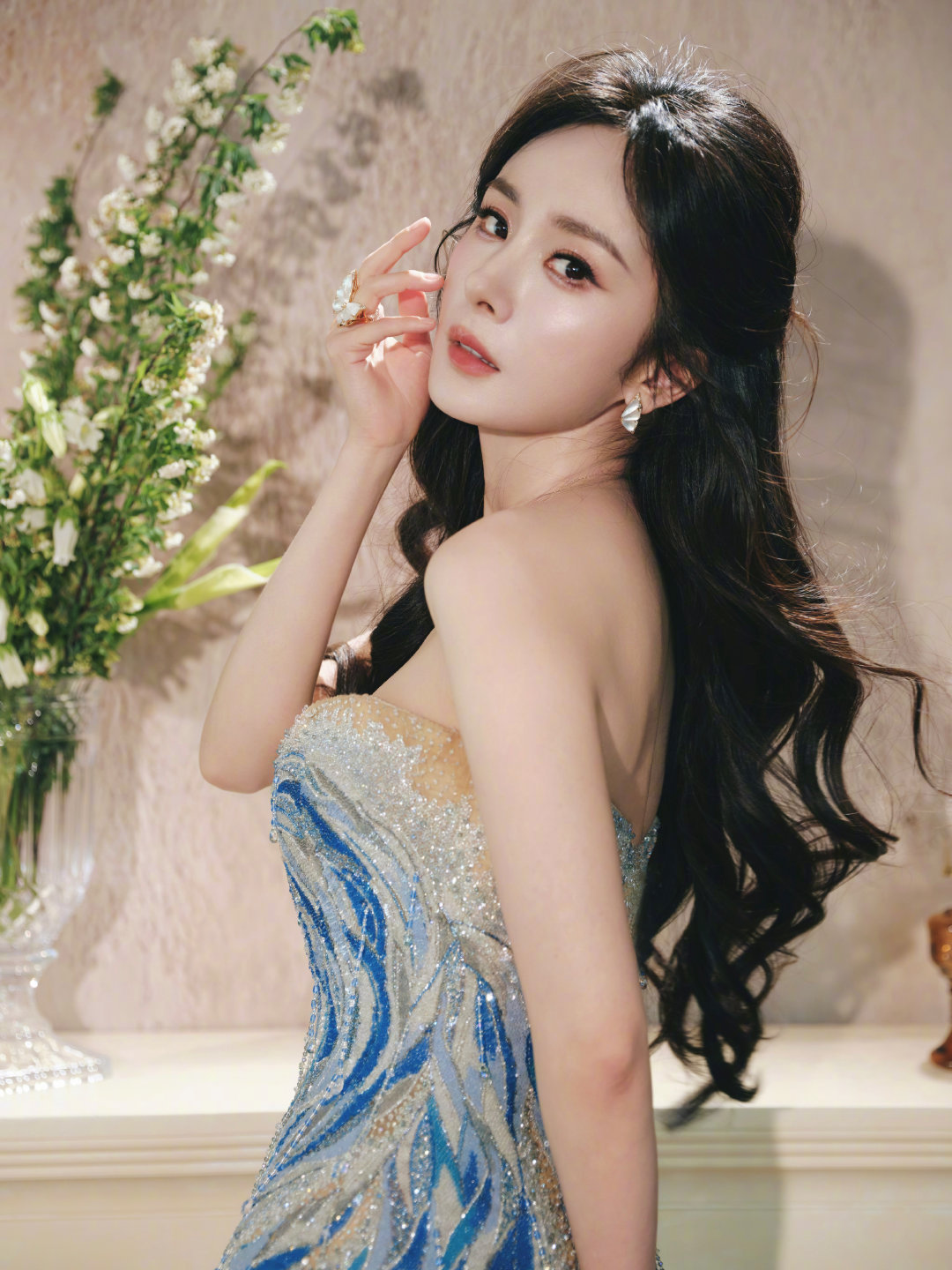 杨幂把海洋穿身上了杨幂海蓝高定人物公主🧜🏻♀️上岸了!!!幂姐今天同时上身两