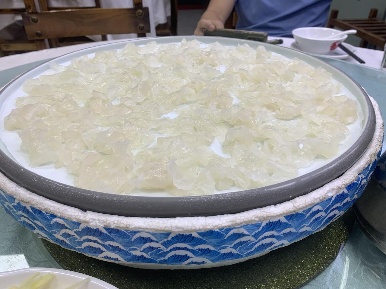 补图来了！昨晚去吃顺德鱼生，一鱼四吃！鱼生蘸上酱油芥末，入口冰凉丝滑，鲜甜可