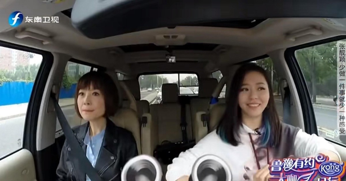 鲁豫去张靓颖家采访，进门那反应一看就是真被震住了，客厅里塞满健身器材，家里还藏着专业录音室，鲁豫当场