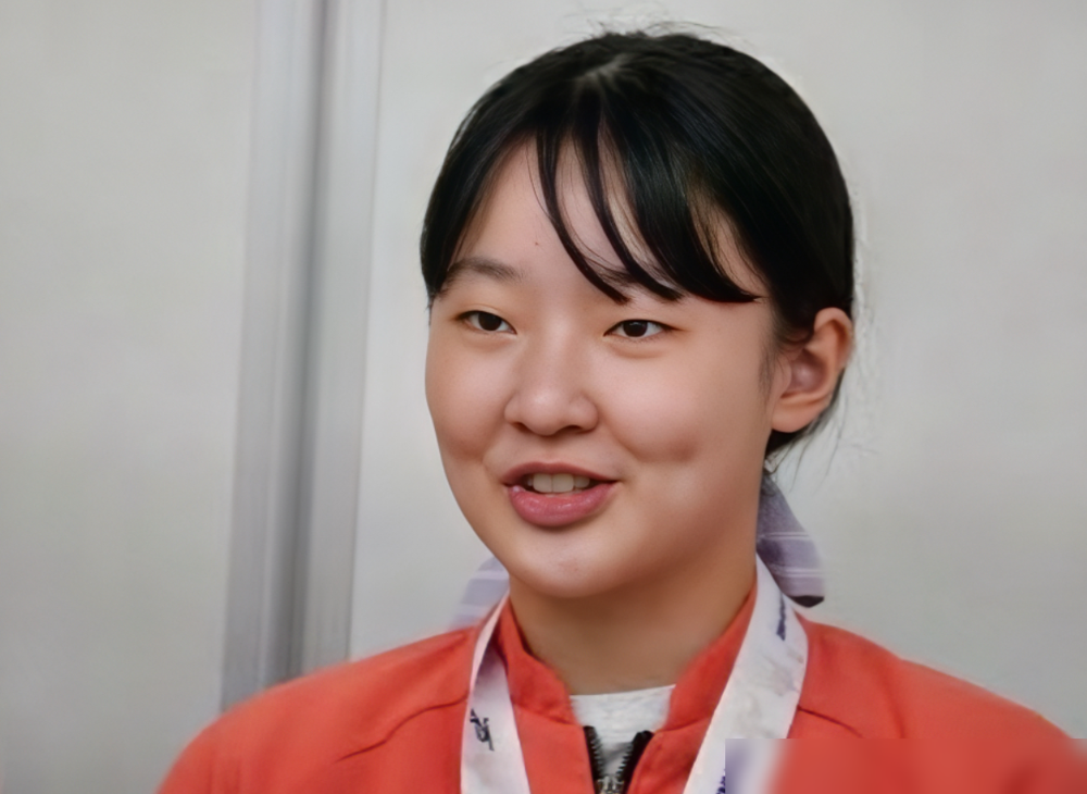 中国记者用中文提问，张本美和全听懂了，却扭脸对着镜头用一口流利日语回答。这一幕直接把评论区点炸了。父