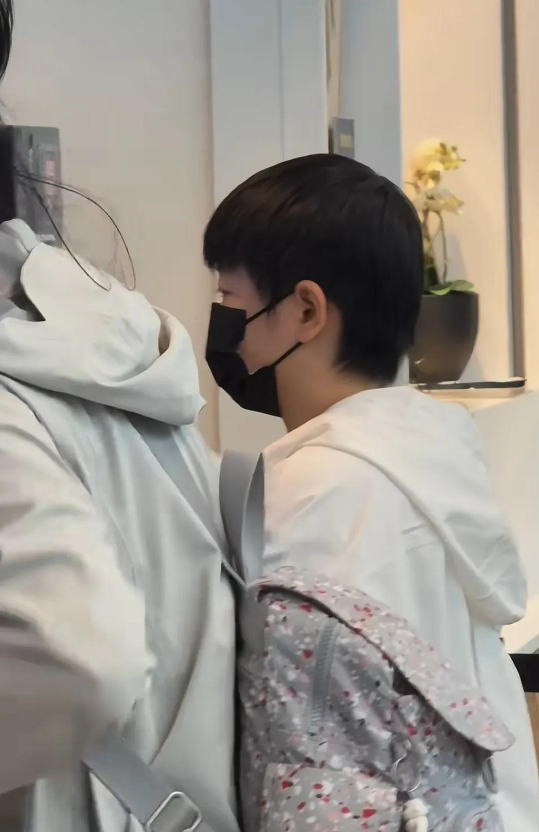这位网友真幸运，跟莎莎他们同一个航班同一个休息室。合影，签名都要了。机不可失