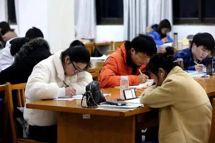 教师编不再是躺赢铁饭碗了，出生人口下滑后，很多地方学校停招减员，老师这份工作正在