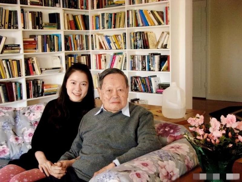 当年杨振宁82岁娶了28岁的翁帆，全网都在猜他们啥时候要孩子。结果人家一直没动静