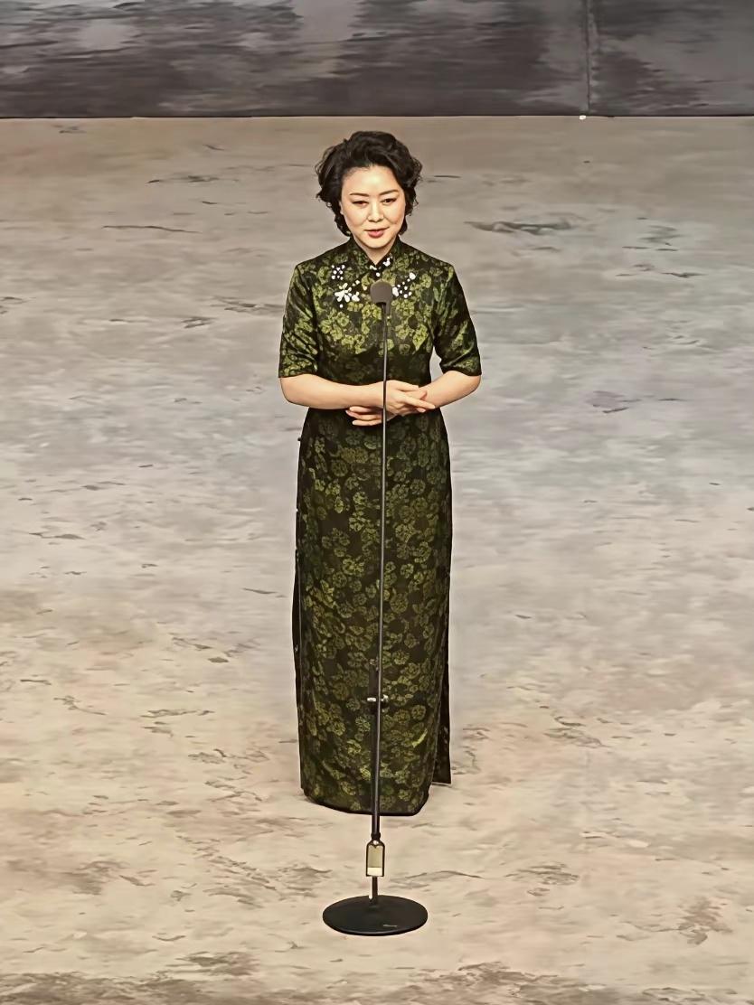 这照片拍得未免也太抽象了，愣是能把两个大活人拍出人形立牌的既视感，给摄影师减个鸡