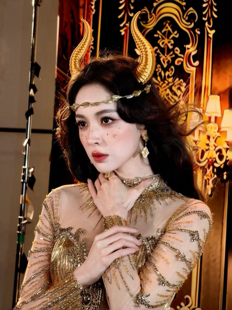娜扎古希腊黄金女神娜扎金牛女神自拍娜扎金牛女神自拍氛围感直接拉满，鎏金气质自带古